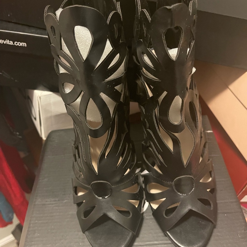 Stylish flowery bootie.